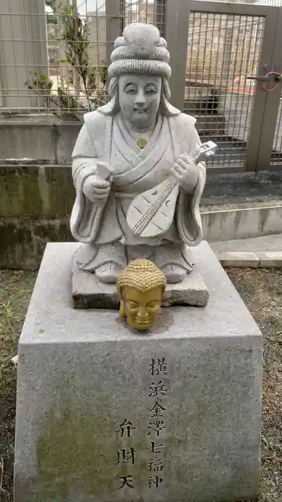 琵琶島神社の像