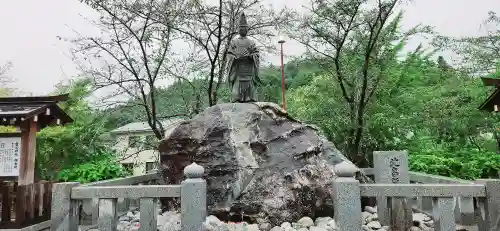 霊山神社の像