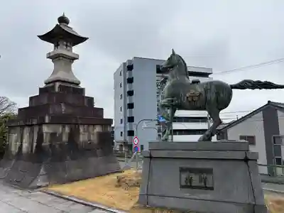 高岡関野神社の像