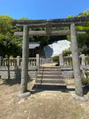 真止戸山神社の{uncategorized: "未分類", other: "その他", undefined: "問題あり", building: "その他建物", grave: "お墓", sacred_gate: "鳥居", guardian: "狛犬", statue: "像", buddha: "仏像", history: "歴史", nature: "自然", garden: "庭園", animal: "動物", pagoda: "塔", temizu: "手水舎", mountain_gate: "山門・神門", sanctuary: "本殿・本堂", subordinate: "末社・摂社", art: "芸術", scenery: "景色", jizo: "地蔵", ema: "絵馬", goshuin: "御朱印", omikuji: "おみくじ", items: "授与品その他", amulet: "お守り", goshuincho: "御朱印帳", eats: "食事", festival: "お祭り", votive_dance: "神楽", shichigosan: "七五三参", wedding: "結婚式", experience: "体験その他", initially: "初詣", around: "周辺", anti_infection: "感染症対策"}
