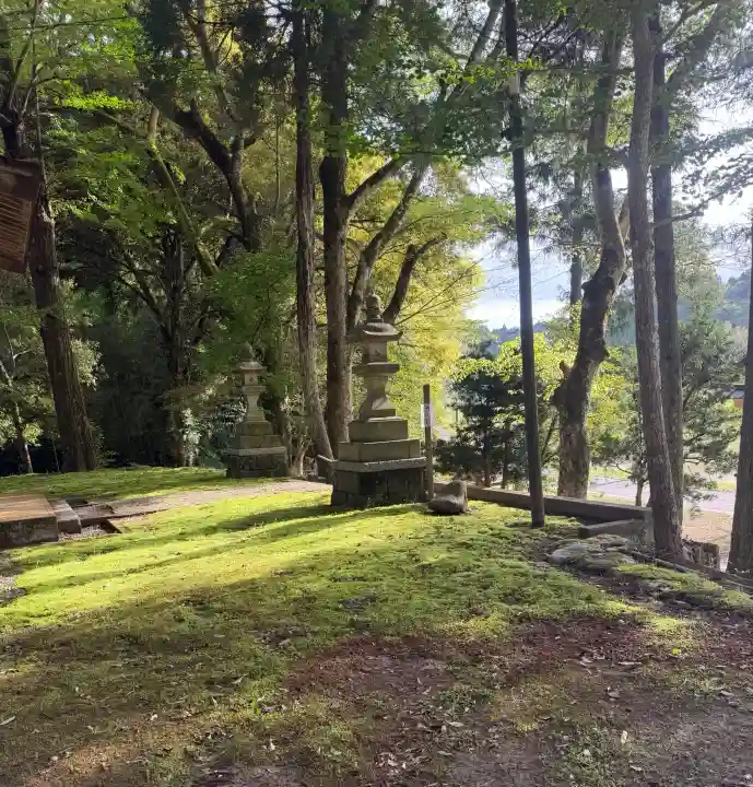 鵜羽神社の{uncategorized: "未分類", other: "その他", undefined: "問題あり", building: "その他建物", grave: "お墓", sacred_gate: "鳥居", guardian: "狛犬", statue: "像", buddha: "仏像", history: "歴史", nature: "自然", garden: "庭園", animal: "動物", pagoda: "塔", temizu: "手水舎", mountain_gate: "山門・神門", sanctuary: "本殿・本堂", subordinate: "末社・摂社", art: "芸術", scenery: "景色", jizo: "地蔵", ema: "絵馬", goshuin: "御朱印", omikuji: "おみくじ", items: "授与品その他", amulet: "お守り", goshuincho: "御朱印帳", eats: "食事", festival: "お祭り", votive_dance: "神楽", shichigosan: "七五三参", wedding: "結婚式", experience: "体験その他", initially: "初詣", around: "周辺", anti_infection: "感染症対策"}