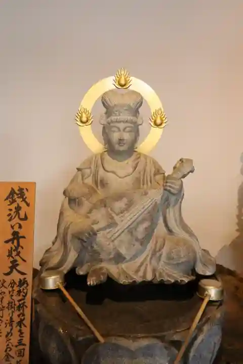 六波羅蜜寺の{uncategorized: "未分類", other: "その他", undefined: "問題あり", building: "その他建物", grave: "お墓", sacred_gate: "鳥居", guardian: "狛犬", statue: "像", buddha: "仏像", history: "歴史", nature: "自然", garden: "庭園", animal: "動物", pagoda: "塔", temizu: "手水舎", mountain_gate: "山門・神門", sanctuary: "本殿・本堂", subordinate: "末社・摂社", art: "芸術", scenery: "景色", jizo: "地蔵", ema: "絵馬", goshuin: "御朱印", omikuji: "おみくじ", items: "授与品その他", amulet: "お守り", goshuincho: "御朱印帳", eats: "食事", festival: "お祭り", votive_dance: "神楽", shichigosan: "七五三参", wedding: "結婚式", experience: "体験その他", initially: "初詣", around: "周辺", anti_infection: "感染症対策"}