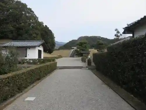 崇神天皇　山邊道勾岡上陵(奈良県)