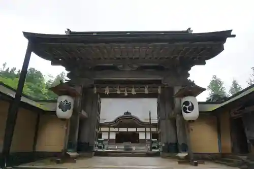 高野山金剛峯寺の山門