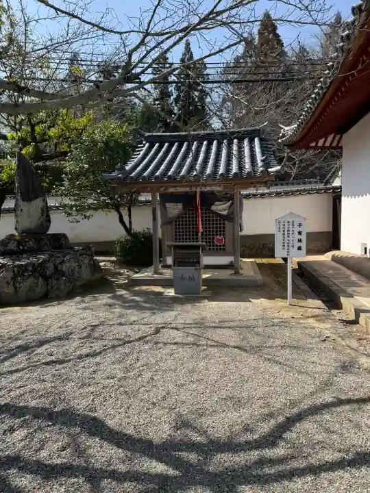 粉河寺の{uncategorized: "未分類", other: "その他", undefined: "問題あり", building: "その他建物", grave: "お墓", sacred_gate: "鳥居", guardian: "狛犬", statue: "像", buddha: "仏像", history: "歴史", nature: "自然", garden: "庭園", animal: "動物", pagoda: "塔", temizu: "手水舎", mountain_gate: "山門・神門", sanctuary: "本殿・本堂", subordinate: "末社・摂社", art: "芸術", scenery: "景色", jizo: "地蔵", ema: "絵馬", goshuin: "御朱印", omikuji: "おみくじ", items: "授与品その他", amulet: "お守り", goshuincho: "御朱印帳", eats: "食事", festival: "お祭り", votive_dance: "神楽", shichigosan: "七五三参", wedding: "結婚式", experience: "体験その他", initially: "初詣", around: "周辺", anti_infection: "感染症対策"}