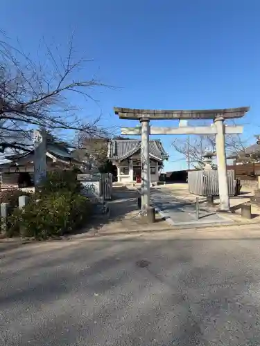 津島社（大草津島神社）の{uncategorized: "未分類", other: "その他", undefined: "問題あり", building: "その他建物", grave: "お墓", sacred_gate: "鳥居", guardian: "狛犬", statue: "像", buddha: "仏像", history: "歴史", nature: "自然", garden: "庭園", animal: "動物", pagoda: "塔", temizu: "手水舎", mountain_gate: "山門・神門", sanctuary: "本殿・本堂", subordinate: "末社・摂社", art: "芸術", scenery: "景色", jizo: "地蔵", ema: "絵馬", goshuin: "御朱印", omikuji: "おみくじ", items: "授与品その他", amulet: "お守り", goshuincho: "御朱印帳", eats: "食事", festival: "お祭り", votive_dance: "神楽", shichigosan: "七五三参", wedding: "結婚式", experience: "体験その他", initially: "初詣", around: "周辺", anti_infection: "感染症対策"}