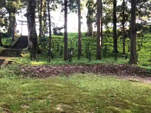 山神社の庭園