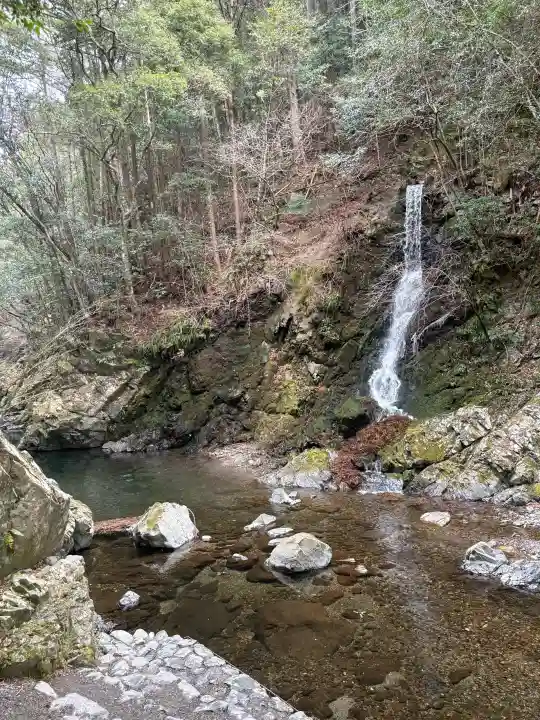 頭之宮四方神社の{uncategorized: "未分類", other: "その他", undefined: "問題あり", building: "その他建物", grave: "お墓", sacred_gate: "鳥居", guardian: "狛犬", statue: "像", buddha: "仏像", history: "歴史", nature: "自然", garden: "庭園", animal: "動物", pagoda: "塔", temizu: "手水舎", mountain_gate: "山門・神門", sanctuary: "本殿・本堂", subordinate: "末社・摂社", art: "芸術", scenery: "景色", jizo: "地蔵", ema: "絵馬", goshuin: "御朱印", omikuji: "おみくじ", items: "授与品その他", amulet: "お守り", goshuincho: "御朱印帳", eats: "食事", festival: "お祭り", votive_dance: "神楽", shichigosan: "七五三参", wedding: "結婚式", experience: "体験その他", initially: "初詣", around: "周辺", anti_infection: "感染症対策"}