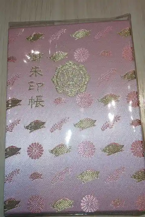 猪柄がかわいくて。ピンク以外のカラバリあり。カバー付きでした。サイズは小さめです。