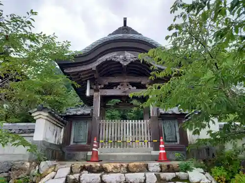 清滝寺の山門