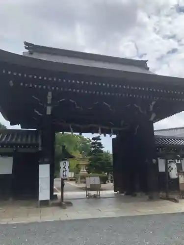 京都乃木神社の山門・神門