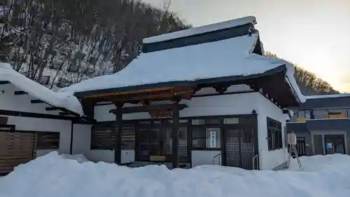 定山寺の本殿・本堂