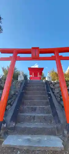 差出磯大嶽山神社 仕事と健康と厄よけの神さまの鳥居