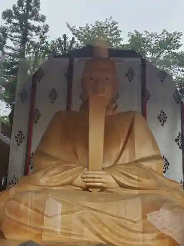 須賀神社の像