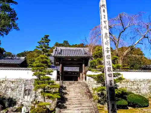 高月院の山門