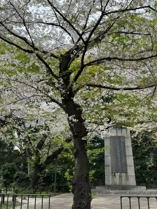 靖國神社の{uncategorized: "未分類", other: "その他", undefined: "問題あり", building: "その他建物", grave: "お墓", sacred_gate: "鳥居", guardian: "狛犬", statue: "像", buddha: "仏像", history: "歴史", nature: "自然", garden: "庭園", animal: "動物", pagoda: "塔", temizu: "手水舎", mountain_gate: "山門・神門", sanctuary: "本殿・本堂", subordinate: "末社・摂社", art: "芸術", scenery: "景色", jizo: "地蔵", ema: "絵馬", goshuin: "御朱印", omikuji: "おみくじ", items: "授与品その他", amulet: "お守り", goshuincho: "御朱印帳", eats: "食事", festival: "お祭り", votive_dance: "神楽", shichigosan: "七五三参", wedding: "結婚式", experience: "体験その他", initially: "初詣", around: "周辺", anti_infection: "感染症対策"}
