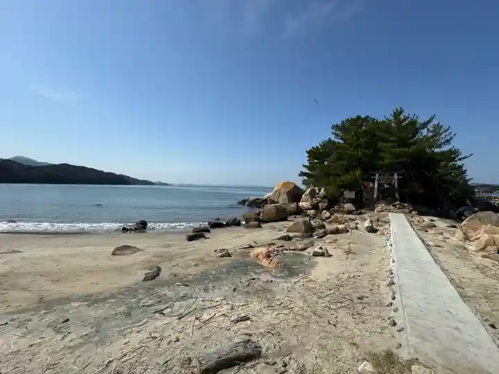 箱島神社の{uncategorized: "未分類", other: "その他", undefined: "問題あり", building: "その他建物", grave: "お墓", sacred_gate: "鳥居", guardian: "狛犬", statue: "像", buddha: "仏像", history: "歴史", nature: "自然", garden: "庭園", animal: "動物", pagoda: "塔", temizu: "手水舎", mountain_gate: "山門・神門", sanctuary: "本殿・本堂", subordinate: "末社・摂社", art: "芸術", scenery: "景色", jizo: "地蔵", ema: "絵馬", goshuin: "御朱印", omikuji: "おみくじ", items: "授与品その他", amulet: "お守り", goshuincho: "御朱印帳", eats: "食事", festival: "お祭り", votive_dance: "神楽", shichigosan: "七五三参", wedding: "結婚式", experience: "体験その他", initially: "初詣", around: "周辺", anti_infection: "感染症対策"}