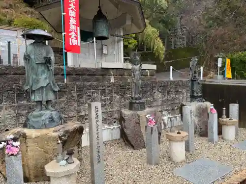 金前寺の{uncategorized: "未分類", other: "その他", undefined: "問題あり", building: "その他建物", grave: "お墓", sacred_gate: "鳥居", guardian: "狛犬", statue: "像", buddha: "仏像", history: "歴史", nature: "自然", garden: "庭園", animal: "動物", pagoda: "塔", temizu: "手水舎", mountain_gate: "山門・神門", sanctuary: "本殿・本堂", subordinate: "末社・摂社", art: "芸術", scenery: "景色", jizo: "地蔵", ema: "絵馬", goshuin: "御朱印", omikuji: "おみくじ", items: "授与品その他", amulet: "お守り", goshuincho: "御朱印帳", eats: "食事", festival: "お祭り", votive_dance: "神楽", shichigosan: "七五三参", wedding: "結婚式", experience: "体験その他", initially: "初詣", around: "周辺", anti_infection: "感染症対策"}
