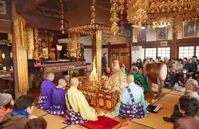 埼玉厄除け開運大師・龍泉寺（切り絵御朱印発祥の寺）の本殿・本堂