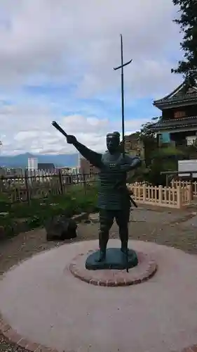 眞田神社の像