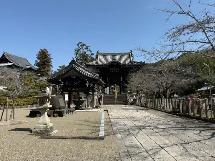 粉河寺の{uncategorized: "未分類", other: "その他", undefined: "問題あり", building: "その他建物", grave: "お墓", sacred_gate: "鳥居", guardian: "狛犬", statue: "像", buddha: "仏像", history: "歴史", nature: "自然", garden: "庭園", animal: "動物", pagoda: "塔", temizu: "手水舎", mountain_gate: "山門・神門", sanctuary: "本殿・本堂", subordinate: "末社・摂社", art: "芸術", scenery: "景色", jizo: "地蔵", ema: "絵馬", goshuin: "御朱印", omikuji: "おみくじ", items: "授与品その他", amulet: "お守り", goshuincho: "御朱印帳", eats: "食事", festival: "お祭り", votive_dance: "神楽", shichigosan: "七五三参", wedding: "結婚式", experience: "体験その他", initially: "初詣", around: "周辺", anti_infection: "感染症対策"}