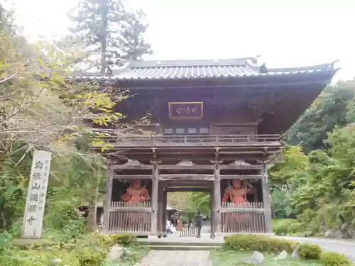 出流山満願寺の山門