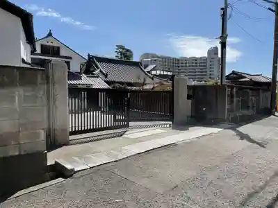 洞養寺の山門・神門