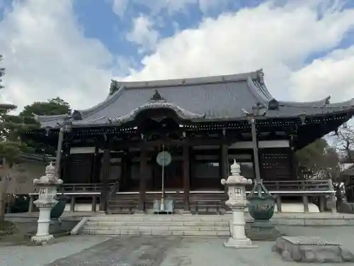 本覚寺の{uncategorized: "未分類", other: "その他", undefined: "問題あり", building: "その他建物", grave: "お墓", sacred_gate: "鳥居", guardian: "狛犬", statue: "像", buddha: "仏像", history: "歴史", nature: "自然", garden: "庭園", animal: "動物", pagoda: "塔", temizu: "手水舎", mountain_gate: "山門・神門", sanctuary: "本殿・本堂", subordinate: "末社・摂社", art: "芸術", scenery: "景色", jizo: "地蔵", ema: "絵馬", goshuin: "御朱印", omikuji: "おみくじ", items: "授与品その他", amulet: "お守り", goshuincho: "御朱印帳", eats: "食事", festival: "お祭り", votive_dance: "神楽", shichigosan: "七五三参", wedding: "結婚式", experience: "体験その他", initially: "初詣", around: "周辺", anti_infection: "感染症対策"}