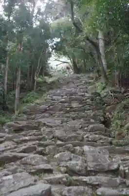神倉神社（熊野速玉大社摂社）の{uncategorized: "未分類", other: "その他", undefined: "問題あり", building: "その他建物", grave: "お墓", sacred_gate: "鳥居", guardian: "狛犬", statue: "像", buddha: "仏像", history: "歴史", nature: "自然", garden: "庭園", animal: "動物", pagoda: "塔", temizu: "手水舎", mountain_gate: "山門・神門", sanctuary: "本殿・本堂", subordinate: "末社・摂社", art: "芸術", scenery: "景色", jizo: "地蔵", ema: "絵馬", goshuin: "御朱印", omikuji: "おみくじ", items: "授与品その他", amulet: "お守り", goshuincho: "御朱印帳", eats: "食事", festival: "お祭り", votive_dance: "神楽", shichigosan: "七五三参", wedding: "結婚式", experience: "体験その他", initially: "初詣", around: "周辺", anti_infection: "感染症対策"}