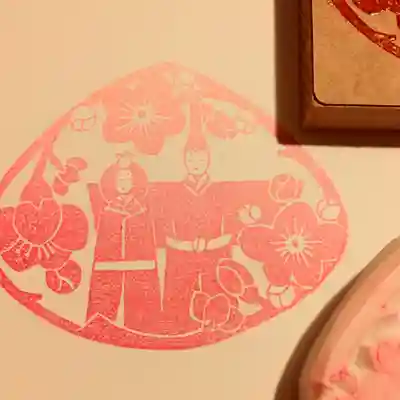 3月の御朱印に添える絵柄(蛤形の桃枝丸に立ち雛)