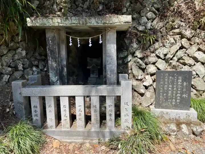 與瀬神社(与瀬神社)の{uncategorized: "未分類", other: "その他", undefined: "問題あり", building: "その他建物", grave: "お墓", sacred_gate: "鳥居", guardian: "狛犬", statue: "像", buddha: "仏像", history: "歴史", nature: "自然", garden: "庭園", animal: "動物", pagoda: "塔", temizu: "手水舎", mountain_gate: "山門・神門", sanctuary: "本殿・本堂", subordinate: "末社・摂社", art: "芸術", scenery: "景色", jizo: "地蔵", ema: "絵馬", goshuin: "御朱印", omikuji: "おみくじ", items: "授与品その他", amulet: "お守り", goshuincho: "御朱印帳", eats: "食事", festival: "お祭り", votive_dance: "神楽", shichigosan: "七五三参", wedding: "結婚式", experience: "体験その他", initially: "初詣", around: "周辺", anti_infection: "感染症対策"}