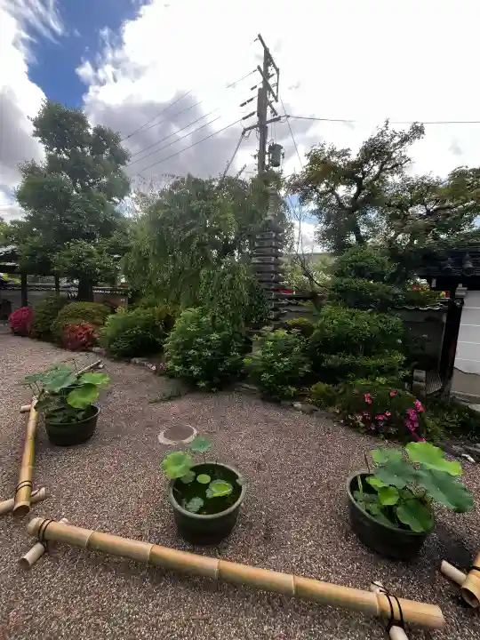 後白河院御聖蹟 法住寺の{uncategorized: "未分類", other: "その他", undefined: "問題あり", building: "その他建物", grave: "お墓", sacred_gate: "鳥居", guardian: "狛犬", statue: "像", buddha: "仏像", history: "歴史", nature: "自然", garden: "庭園", animal: "動物", pagoda: "塔", temizu: "手水舎", mountain_gate: "山門・神門", sanctuary: "本殿・本堂", subordinate: "末社・摂社", art: "芸術", scenery: "景色", jizo: "地蔵", ema: "絵馬", goshuin: "御朱印", omikuji: "おみくじ", items: "授与品その他", amulet: "お守り", goshuincho: "御朱印帳", eats: "食事", festival: "お祭り", votive_dance: "神楽", shichigosan: "七五三参", wedding: "結婚式", experience: "体験その他", initially: "初詣", around: "周辺", anti_infection: "感染症対策"}