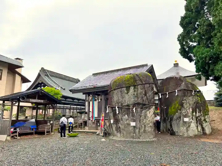 三ツ石神社(岩手県)