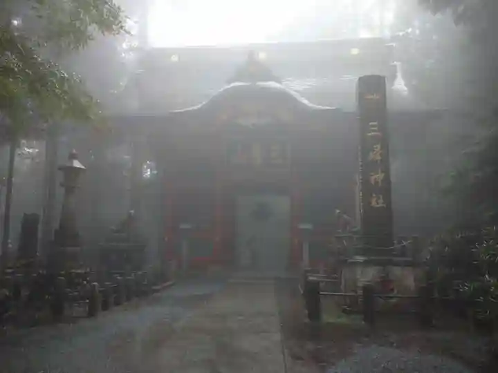 三峯神社の山門・神門