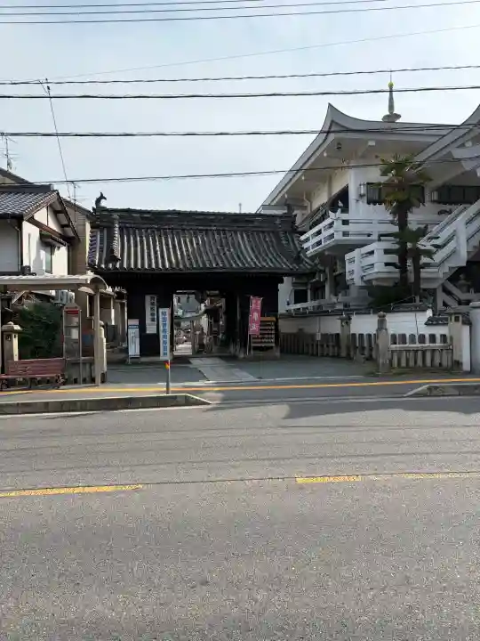尊光寺の{uncategorized: "未分類", other: "その他", undefined: "問題あり", building: "その他建物", grave: "お墓", sacred_gate: "鳥居", guardian: "狛犬", statue: "像", buddha: "仏像", history: "歴史", nature: "自然", garden: "庭園", animal: "動物", pagoda: "塔", temizu: "手水舎", mountain_gate: "山門・神門", sanctuary: "本殿・本堂", subordinate: "末社・摂社", art: "芸術", scenery: "景色", jizo: "地蔵", ema: "絵馬", goshuin: "御朱印", omikuji: "おみくじ", items: "授与品その他", amulet: "お守り", goshuincho: "御朱印帳", eats: "食事", festival: "お祭り", votive_dance: "神楽", shichigosan: "七五三参", wedding: "結婚式", experience: "体験その他", initially: "初詣", around: "周辺", anti_infection: "感染症対策"}