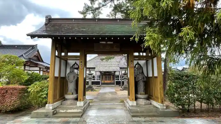 薬王山 東光寺の山門・神門