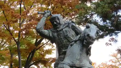 川中島古戦場八幡社の像