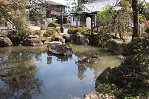 山梨岡神社の庭園