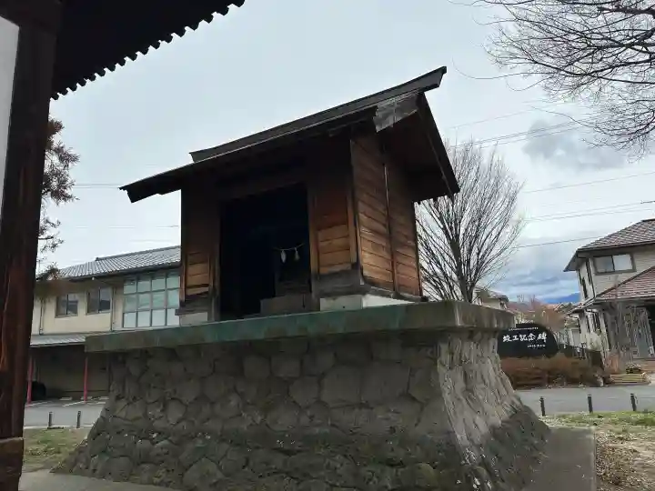 氷鉋神社の{uncategorized: "未分類", other: "その他", undefined: "問題あり", building: "その他建物", grave: "お墓", sacred_gate: "鳥居", guardian: "狛犬", statue: "像", buddha: "仏像", history: "歴史", nature: "自然", garden: "庭園", animal: "動物", pagoda: "塔", temizu: "手水舎", mountain_gate: "山門・神門", sanctuary: "本殿・本堂", subordinate: "末社・摂社", art: "芸術", scenery: "景色", jizo: "地蔵", ema: "絵馬", goshuin: "御朱印", omikuji: "おみくじ", items: "授与品その他", amulet: "お守り", goshuincho: "御朱印帳", eats: "食事", festival: "お祭り", votive_dance: "神楽", shichigosan: "七五三参", wedding: "結婚式", experience: "体験その他", initially: "初詣", around: "周辺", anti_infection: "感染症対策"}