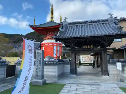八浄寺の{uncategorized: "未分類", other: "その他", undefined: "問題あり", building: "その他建物", grave: "お墓", sacred_gate: "鳥居", guardian: "狛犬", statue: "像", buddha: "仏像", history: "歴史", nature: "自然", garden: "庭園", animal: "動物", pagoda: "塔", temizu: "手水舎", mountain_gate: "山門・神門", sanctuary: "本殿・本堂", subordinate: "末社・摂社", art: "芸術", scenery: "景色", jizo: "地蔵", ema: "絵馬", goshuin: "御朱印", omikuji: "おみくじ", items: "授与品その他", amulet: "お守り", goshuincho: "御朱印帳", eats: "食事", festival: "お祭り", votive_dance: "神楽", shichigosan: "七五三参", wedding: "結婚式", experience: "体験その他", initially: "初詣", around: "周辺", anti_infection: "感染症対策"}