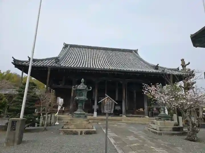 穴太寺の{uncategorized: "未分類", other: "その他", undefined: "問題あり", building: "その他建物", grave: "お墓", sacred_gate: "鳥居", guardian: "狛犬", statue: "像", buddha: "仏像", history: "歴史", nature: "自然", garden: "庭園", animal: "動物", pagoda: "塔", temizu: "手水舎", mountain_gate: "山門・神門", sanctuary: "本殿・本堂", subordinate: "末社・摂社", art: "芸術", scenery: "景色", jizo: "地蔵", ema: "絵馬", goshuin: "御朱印", omikuji: "おみくじ", items: "授与品その他", amulet: "お守り", goshuincho: "御朱印帳", eats: "食事", festival: "お祭り", votive_dance: "神楽", shichigosan: "七五三参", wedding: "結婚式", experience: "体験その他", initially: "初詣", around: "周辺", anti_infection: "感染症対策"}