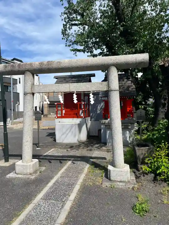 多摩川諏訪神社の{uncategorized: "未分類", other: "その他", undefined: "問題あり", building: "その他建物", grave: "お墓", sacred_gate: "鳥居", guardian: "狛犬", statue: "像", buddha: "仏像", history: "歴史", nature: "自然", garden: "庭園", animal: "動物", pagoda: "塔", temizu: "手水舎", mountain_gate: "山門・神門", sanctuary: "本殿・本堂", subordinate: "末社・摂社", art: "芸術", scenery: "景色", jizo: "地蔵", ema: "絵馬", goshuin: "御朱印", omikuji: "おみくじ", items: "授与品その他", amulet: "お守り", goshuincho: "御朱印帳", eats: "食事", festival: "お祭り", votive_dance: "神楽", shichigosan: "七五三参", wedding: "結婚式", experience: "体験その他", initially: "初詣", around: "周辺", anti_infection: "感染症対策"}