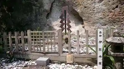 花窟神社の本殿・本堂