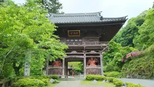 出流山満願寺の山門