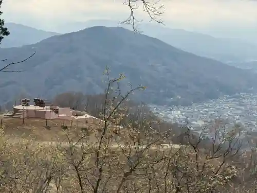 宝登山神社奥宮の{uncategorized: "未分類", other: "その他", undefined: "問題あり", building: "その他建物", grave: "お墓", sacred_gate: "鳥居", guardian: "狛犬", statue: "像", buddha: "仏像", history: "歴史", nature: "自然", garden: "庭園", animal: "動物", pagoda: "塔", temizu: "手水舎", mountain_gate: "山門・神門", sanctuary: "本殿・本堂", subordinate: "末社・摂社", art: "芸術", scenery: "景色", jizo: "地蔵", ema: "絵馬", goshuin: "御朱印", omikuji: "おみくじ", items: "授与品その他", amulet: "お守り", goshuincho: "御朱印帳", eats: "食事", festival: "お祭り", votive_dance: "神楽", shichigosan: "七五三参", wedding: "結婚式", experience: "体験その他", initially: "初詣", around: "周辺", anti_infection: "感染症対策"}