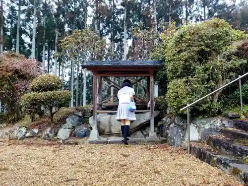 六柱神社(榛原石田)の手水舎