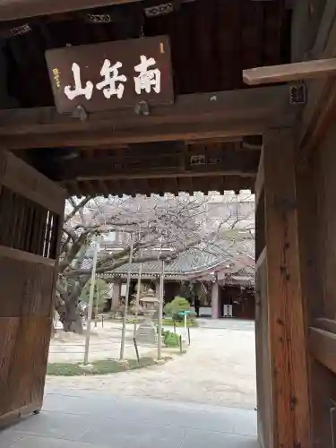 東長寺の{uncategorized: "未分類", other: "その他", undefined: "問題あり", building: "その他建物", grave: "お墓", sacred_gate: "鳥居", guardian: "狛犬", statue: "像", buddha: "仏像", history: "歴史", nature: "自然", garden: "庭園", animal: "動物", pagoda: "塔", temizu: "手水舎", mountain_gate: "山門・神門", sanctuary: "本殿・本堂", subordinate: "末社・摂社", art: "芸術", scenery: "景色", jizo: "地蔵", ema: "絵馬", goshuin: "御朱印", omikuji: "おみくじ", items: "授与品その他", amulet: "お守り", goshuincho: "御朱印帳", eats: "食事", festival: "お祭り", votive_dance: "神楽", shichigosan: "七五三参", wedding: "結婚式", experience: "体験その他", initially: "初詣", around: "周辺", anti_infection: "感染症対策"}