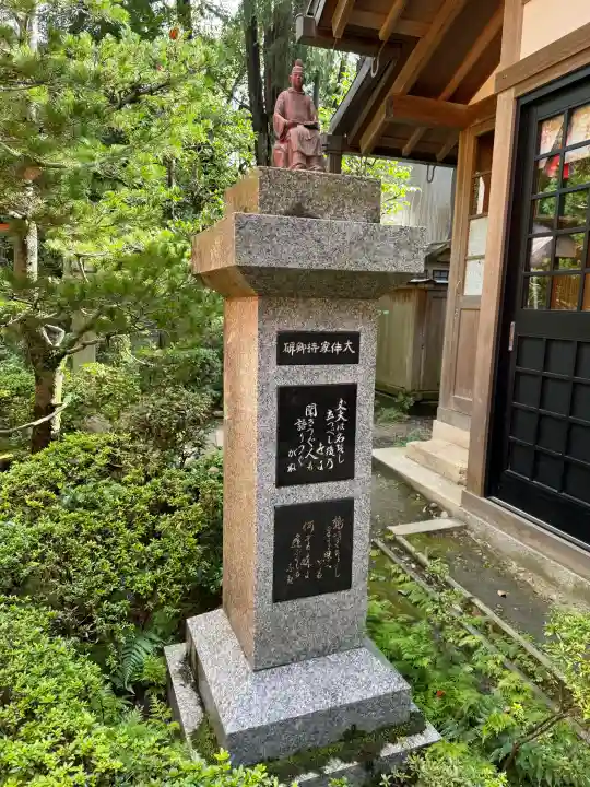 伏見神宝神社の{uncategorized: "未分類", other: "その他", undefined: "問題あり", building: "その他建物", grave: "お墓", sacred_gate: "鳥居", guardian: "狛犬", statue: "像", buddha: "仏像", history: "歴史", nature: "自然", garden: "庭園", animal: "動物", pagoda: "塔", temizu: "手水舎", mountain_gate: "山門・神門", sanctuary: "本殿・本堂", subordinate: "末社・摂社", art: "芸術", scenery: "景色", jizo: "地蔵", ema: "絵馬", goshuin: "御朱印", omikuji: "おみくじ", items: "授与品その他", amulet: "お守り", goshuincho: "御朱印帳", eats: "食事", festival: "お祭り", votive_dance: "神楽", shichigosan: "七五三参", wedding: "結婚式", experience: "体験その他", initially: "初詣", around: "周辺", anti_infection: "感染症対策"}