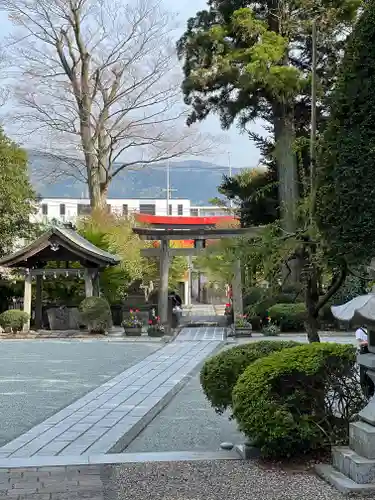 新橋浅間神社の鳥居