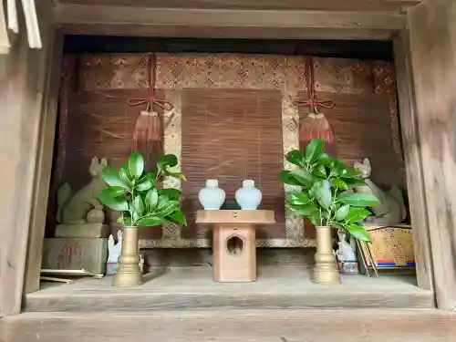 上高田氷川神社の{uncategorized: "未分類", other: "その他", undefined: "問題あり", building: "その他建物", grave: "お墓", sacred_gate: "鳥居", guardian: "狛犬", statue: "像", buddha: "仏像", history: "歴史", nature: "自然", garden: "庭園", animal: "動物", pagoda: "塔", temizu: "手水舎", mountain_gate: "山門・神門", sanctuary: "本殿・本堂", subordinate: "末社・摂社", art: "芸術", scenery: "景色", jizo: "地蔵", ema: "絵馬", goshuin: "御朱印", omikuji: "おみくじ", items: "授与品その他", amulet: "お守り", goshuincho: "御朱印帳", eats: "食事", festival: "お祭り", votive_dance: "神楽", shichigosan: "七五三参", wedding: "結婚式", experience: "体験その他", initially: "初詣", around: "周辺", anti_infection: "感染症対策"}